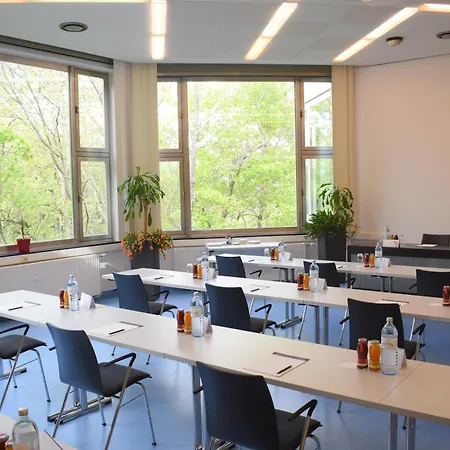 Отель College Garden