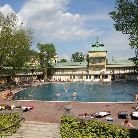 Hotel College Garden