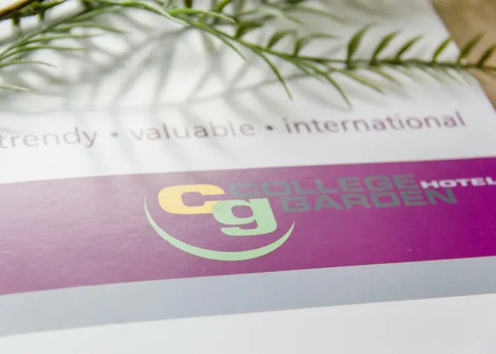 מלון College Garden 3*